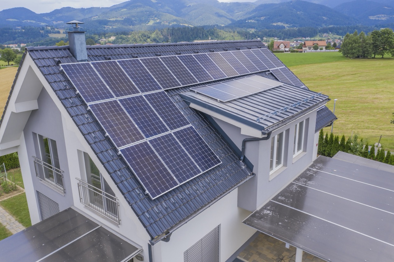 maison avec des panneaux solaires